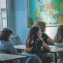 Copertina di Caro prezzo di libri, zaini e quaderni per il nuovo anno scolastico: 600-800 euro a famiglia. “Il ceto medio è in difficoltà”