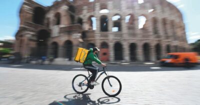 Copertina di Caldo, Glovo obbligata a dare sostegni ai rider