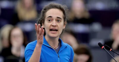 Copertina di Carola Rackete lascia il Parlamento Ue. E la destra continua ad attaccarla