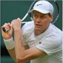 Copertina di Wimbledon, equilibrio tra Sinner e Shelton nel primo set: l’italiano con la fasciatura al gomito. Cobolli sul centrale contro Djokovic