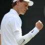 Copertina di Wimbledon, Sinner conquista il secondo set nonostante qualche smorfia di dolore. Cobolli e Djokovic al tie break nel primo