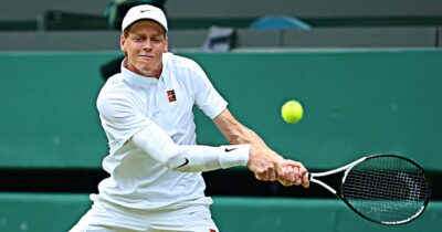 Copertina di Sinner gioca con il gomito fasciato? No, ha un’ortesi elastica. A cosa serve e perché è utile nel tennis: la spiegazione del medico fisiatra