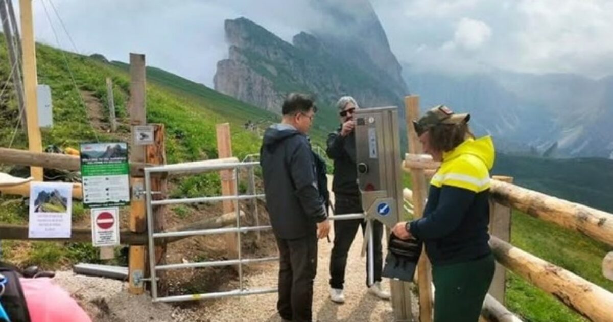 Val Gardena, tornello a pagamento sul Seceda: la protesta di un contadino contro l’overtourism