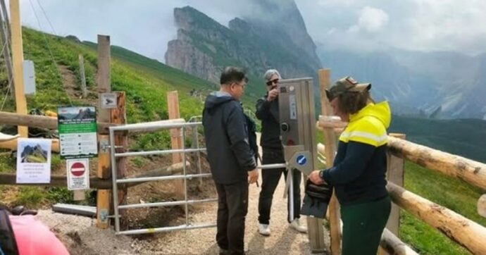 Val Gardena, tornello a pagamento sul Seceda: la protesta di un contadino contro l’overtourism