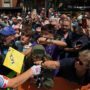 Copertina di Paura al Tour de France: uomo armato di coltello tra gli spettatori, ferito un agente