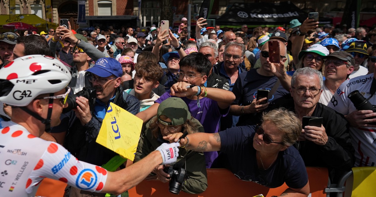 Paura al Tour de France: uomo armato di coltello tra gli spettatori, ferito un agente Paura al Tour de France: uomo armato di coltello tra gli spettatori, ferito un agente