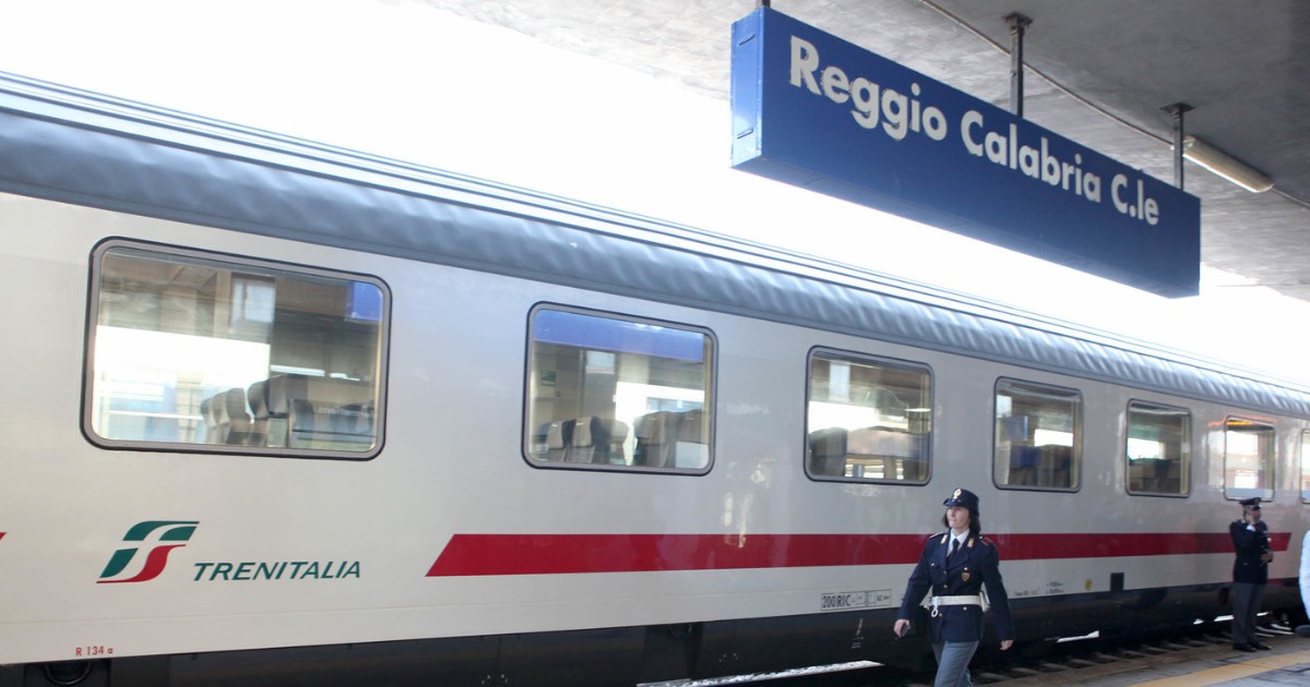 Tre cambi per spostarsi in treno sulla costa calabra: altro che modernizzazione della ferrovia col Pnrr! Tre cambi per spostarsi in treno sulla costa calabra: altro che modernizzazione della ferrovia col Pnrr!