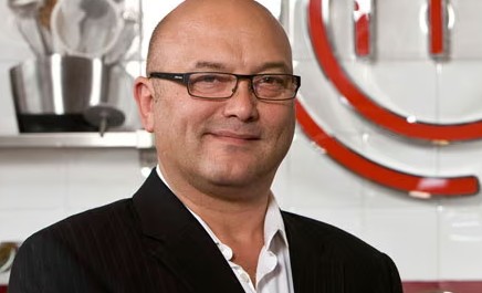 bullo con la testa pelata rod stewart contro gregg wallace il conduttore di masterchef uk licenziato dalla bbc la storia