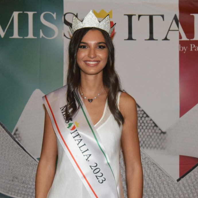 “So dove abiti, ti lego al letto e ti stupro”: identificato il nuovo stalker dell’ex Miss Italia Francesca Bergesio