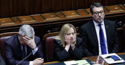 Copertina di Il voto su von der Leyen sgretola il governo. FdI esce dall’aula, la Lega la vuole cacciare. “Sfiduciato pure Fitto”