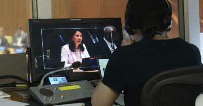 Copertina di Interprete Ue prende appunti durante incontro a porte chiuse con Zelensky: “Probabile caso di spionaggio russo”