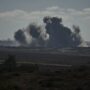 Copertina di Gaza, nuovi raid di Israele sulla Striscia: almeno 24 morti. L’Idf intercetta un missile lanciato dallo Yemen
