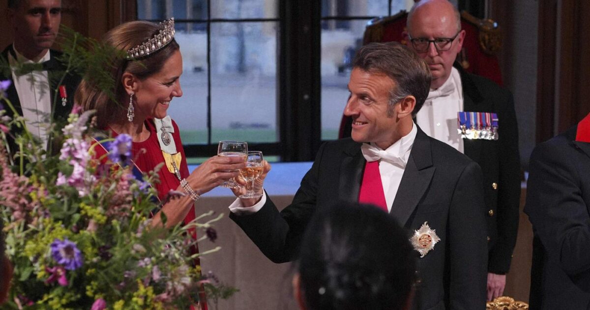 prima il baciamano seduttivo fuoriprogramma poi l8217occhiolino durante il brindisi lei 232 rimasta pietrificata macron senza freni con kate middleton