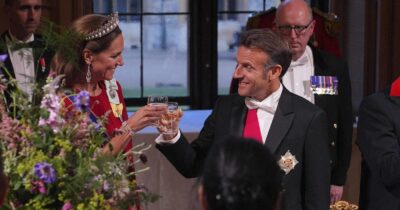 Copertina di “Prima il baciamano seduttivo fuoriprogramma, poi l’occhiolino durante il brindisi. Lei è rimasta pietrificata”: Macron senza freni con Kate Middleton