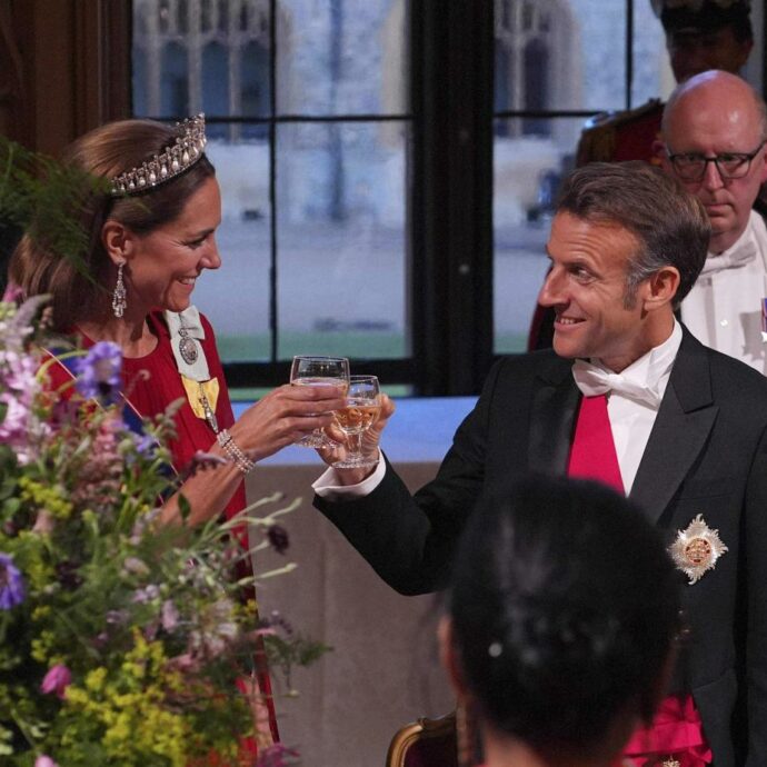 “Prima il baciamano seduttivo fuoriprogramma, poi l’occhiolino durante il brindisi. Lei è rimasta pietrificata”: Macron senza freni con Kate Middleton