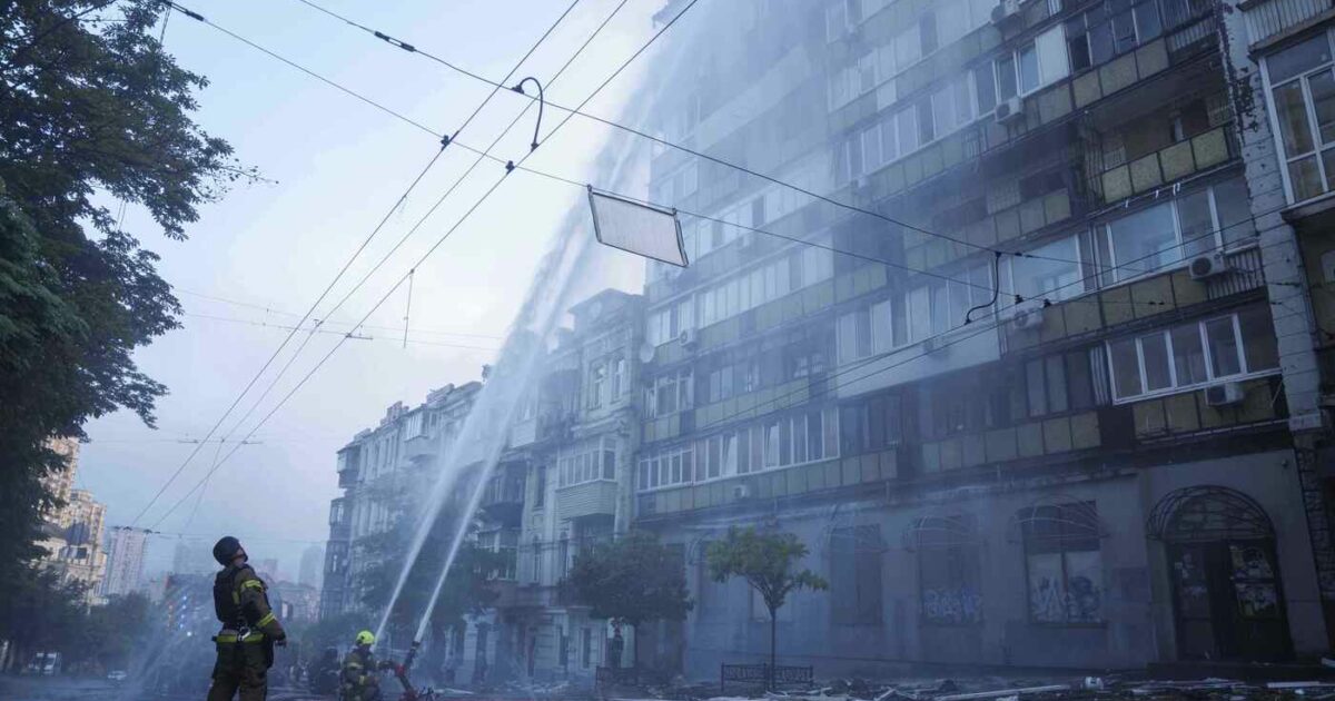 Ucraina, maxi attacco russo su Kiev: la città bombardata per ore, due morti. Riprese le consegne di armi dagli Usa Ucraina, maxi attacco russo su Kiev: la città bombardata per ore, due morti. Riprese le consegne di armi dagli Usa