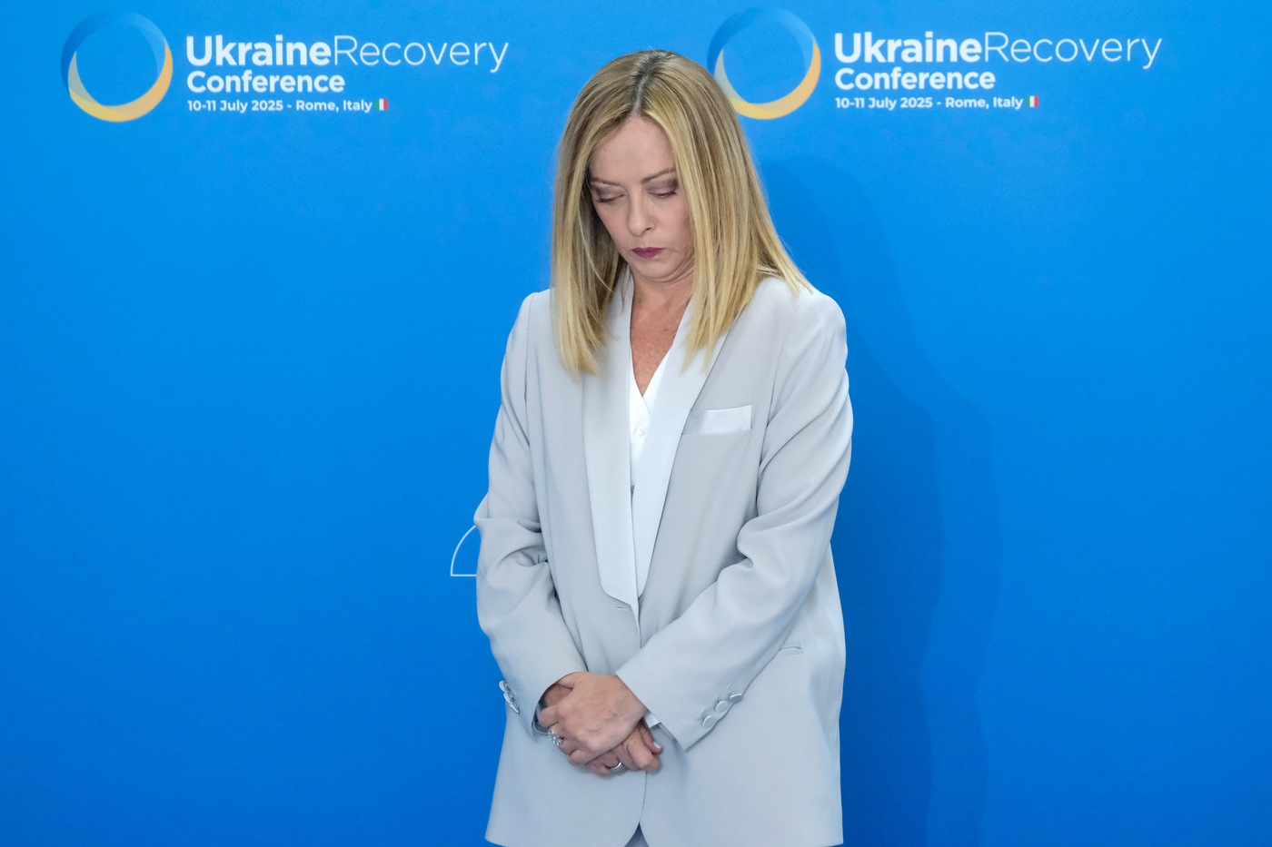 Meloni alla Conferenza sull’Ucraina: “Della ricostruzione non benefici chi aiuta Mosca” Meloni alla Conferenza sull’Ucraina: “Della ricostruzione non benefici chi aiuta Mosca”