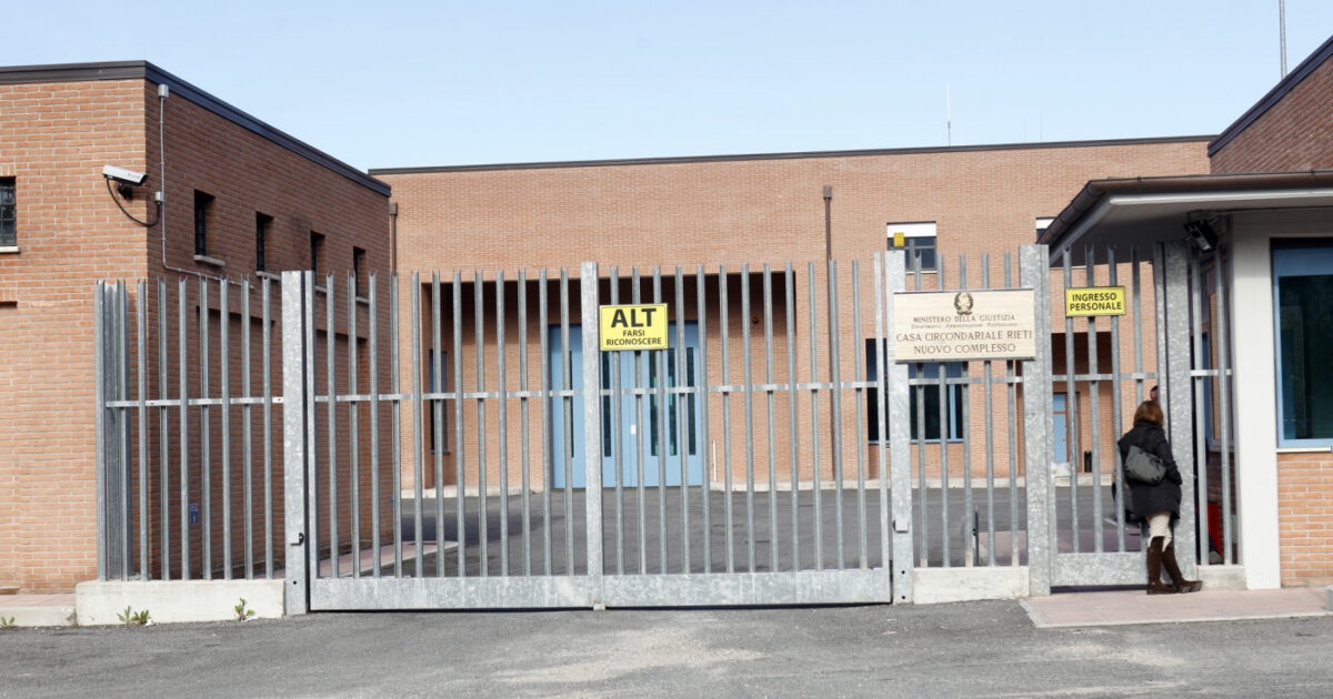 Rivolta nel carcere di Rieti, in fiamme la sala ricreativa: sei agenti penitenziari in ospedale Rivolta nel carcere di Rieti, in fiamme la sala ricreativa: sei agenti penitenziari in ospedale
