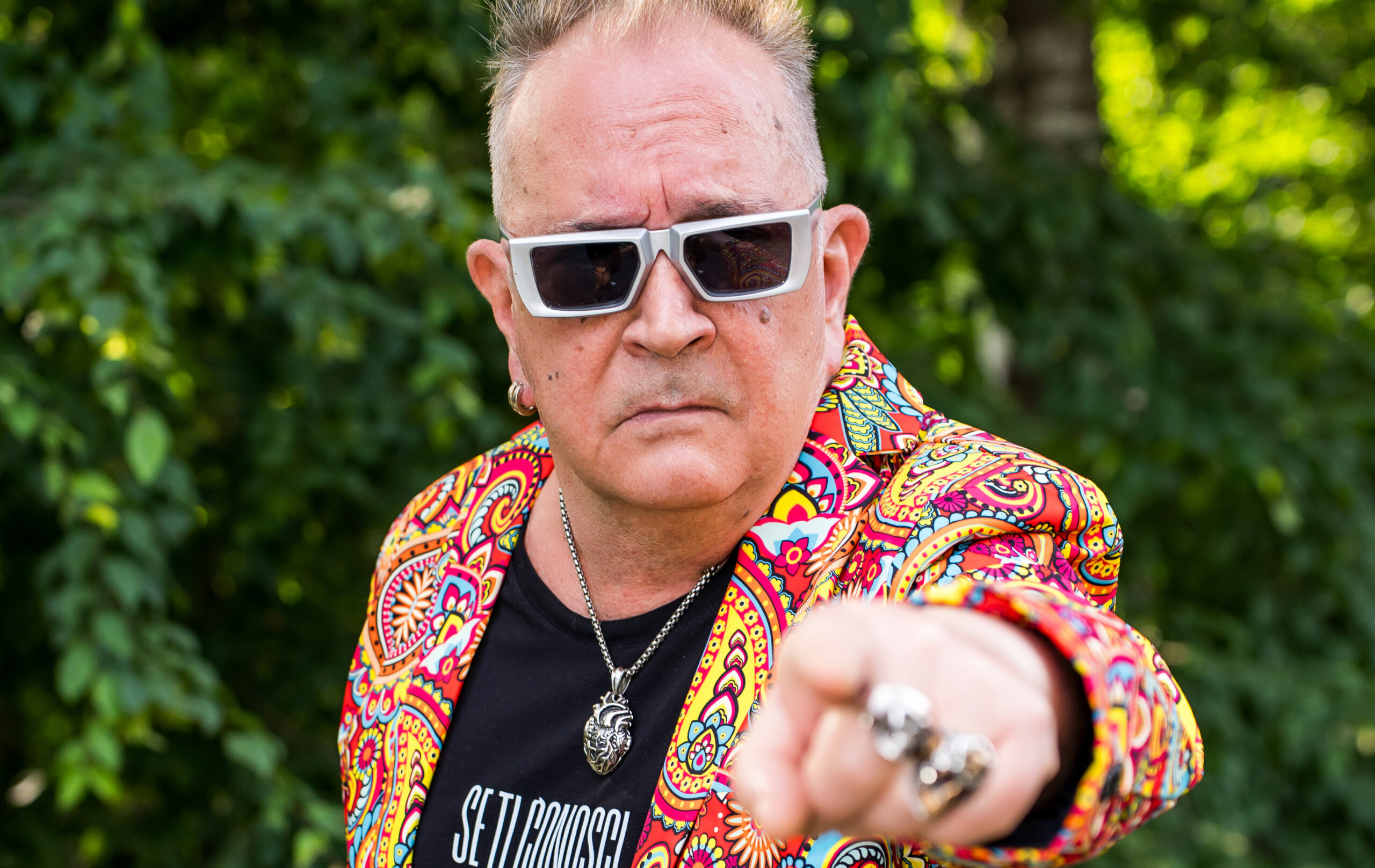 “Avevo paura di vedermi nella serie sugli 883, di solito capita quando sei morto. Ho una foto con Luca Zaia quando faceva il pr in una discoteca negli anni dell’house music”: parla Johnson Righeira