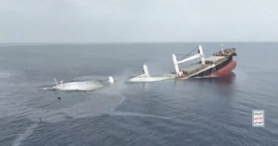 Copertina di Yemen, nuovo attacco Houthi a una nave nel Mar Rosso: le immagini della Eternity C che si inabissa