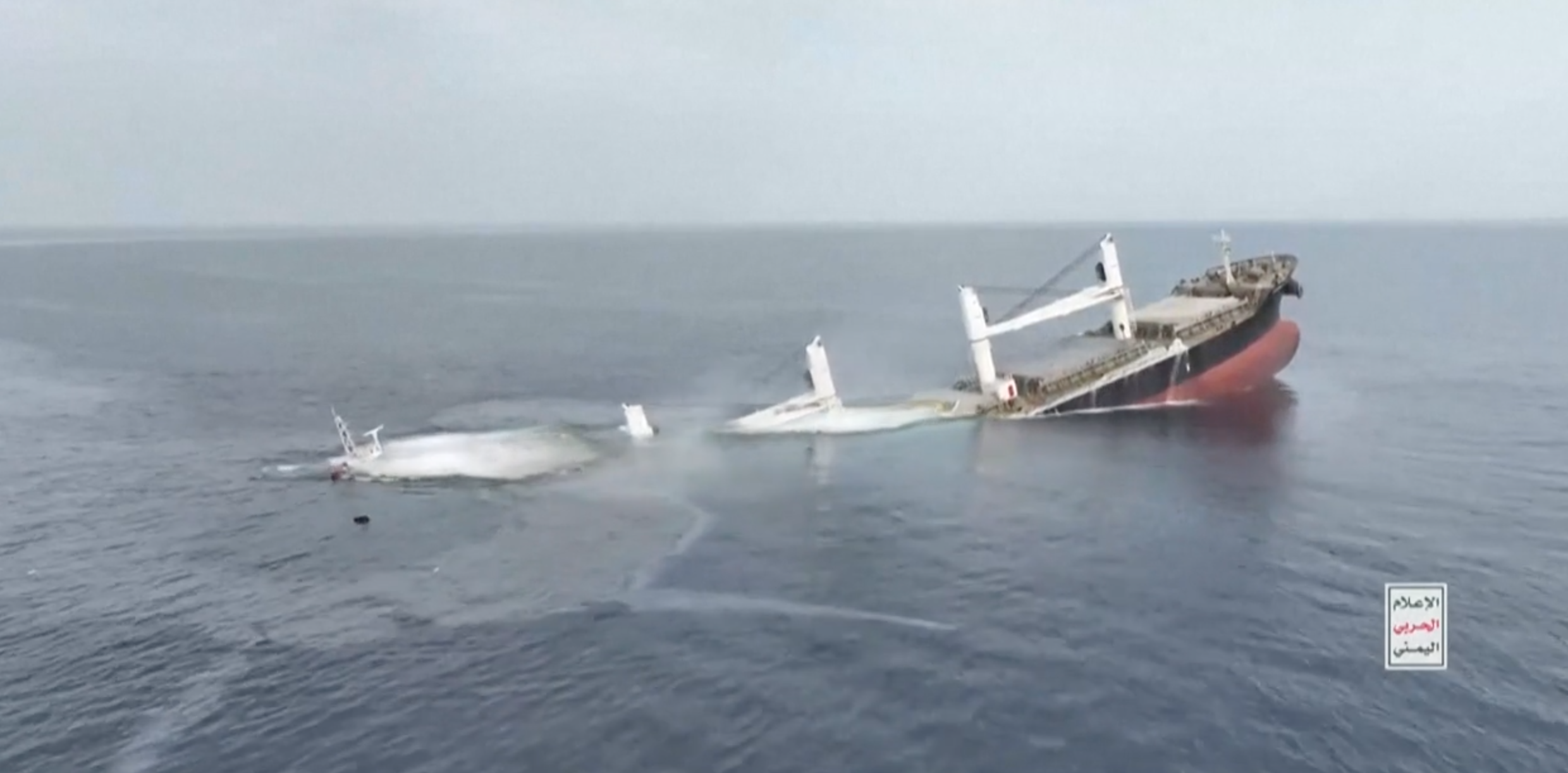 Yemen, nuovo attacco Houthi a una nave nel Mar Rosso: le immagini della Eternity C che si inabissa