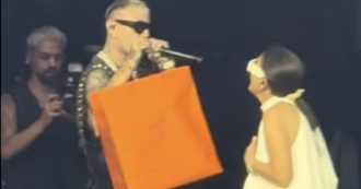 Copertina di “Questa borsa Birkin in regalo non è niente rispetto a quello che hai sopportato in questi 30 anni”: Lazza fa una gradita sorpresa alla madre – IL VIDEO