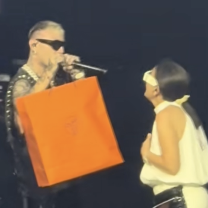 “Questa borsa Birkin in regalo non è niente rispetto a quello che hai sopportato in questi 30 anni”: Lazza fa una gradita sorpresa alla madre – IL VIDEO