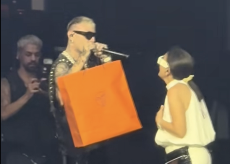 “Questa borsa Birkin in regalo non è niente rispetto a quello che hai sopportato in questi 30 anni”: Lazza fa una gradita sorpresa alla madre – IL VIDEO “Questa borsa Birkin in regalo non è niente rispetto a quello che hai sopportato in questi 30 anni”: Lazza fa una gradita sorpresa alla madre – IL VIDEO