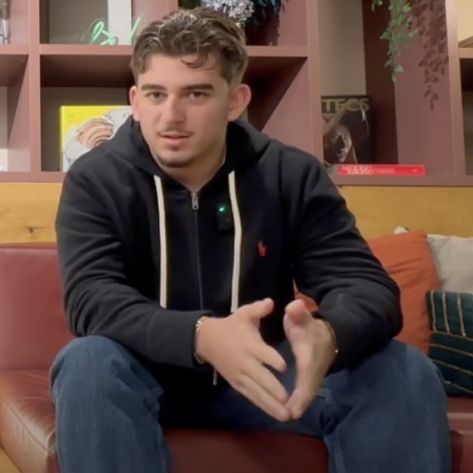 “A 19 anni guadagno 35mila euro all’anno. Lavoro nell’intelligenza artificiale da quando avevo 16 anni. Il Latino? Non è utile”: il “caso” Leonardo Trapani