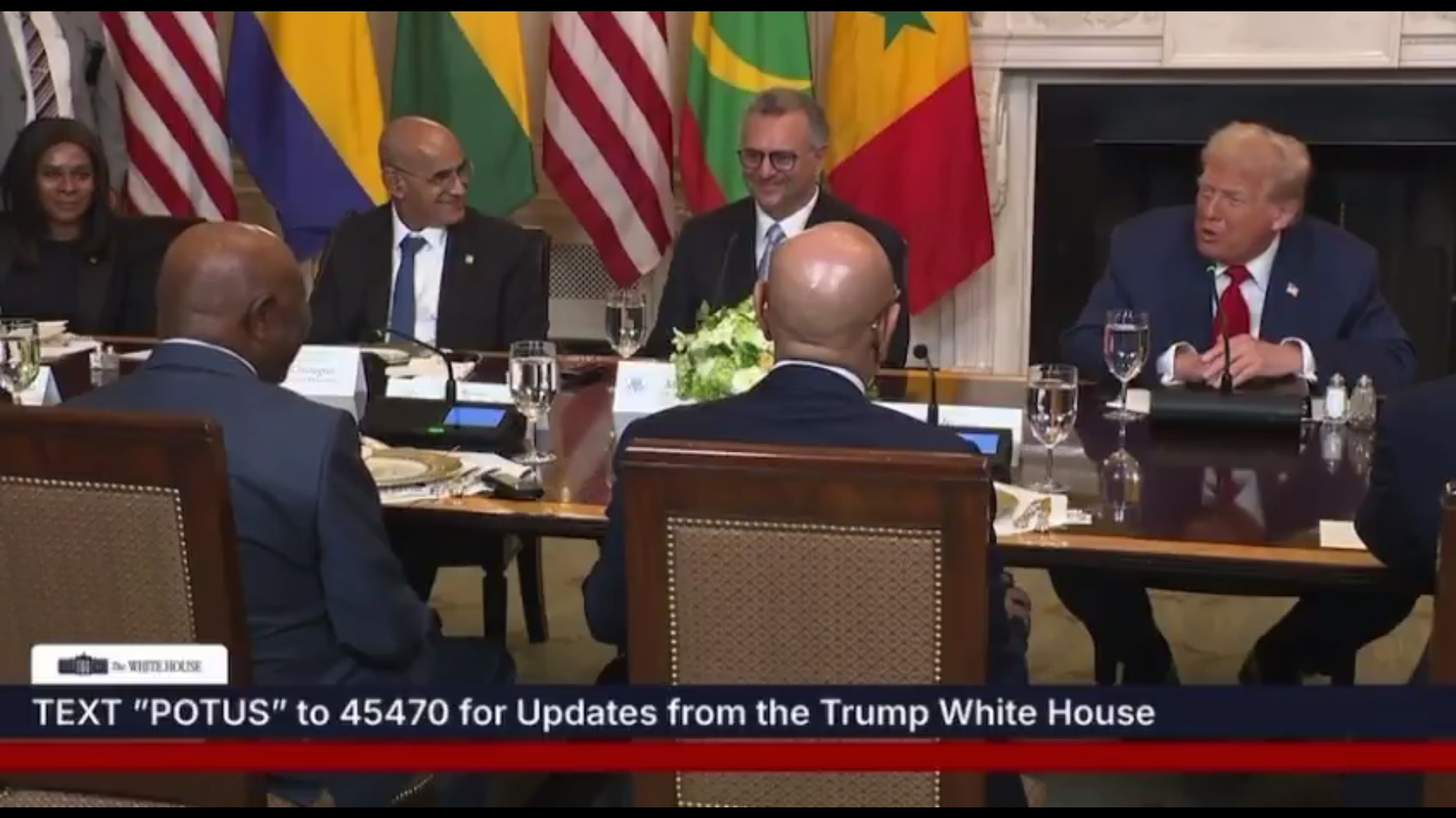 La nuova figuraccia di Trump: si complimenta col presidente della Liberia per l’inglese (ignorando che è la lingua ufficiale) La nuova figuraccia di Trump: si complimenta col presidente della Liberia per l’inglese (ignorando che è la lingua ufficiale)