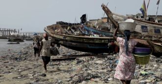 Copertina di Spiagge invase dai vestiti usati, il videoreportage di Greenpeace in Ghana: “La metà arriva dall’Europa”