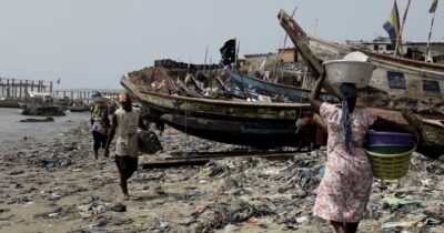 Copertina di Spiagge invase dai vestiti usati, il videoreportage di Greenpeace in Ghana: “La metà arriva dall’Europa”