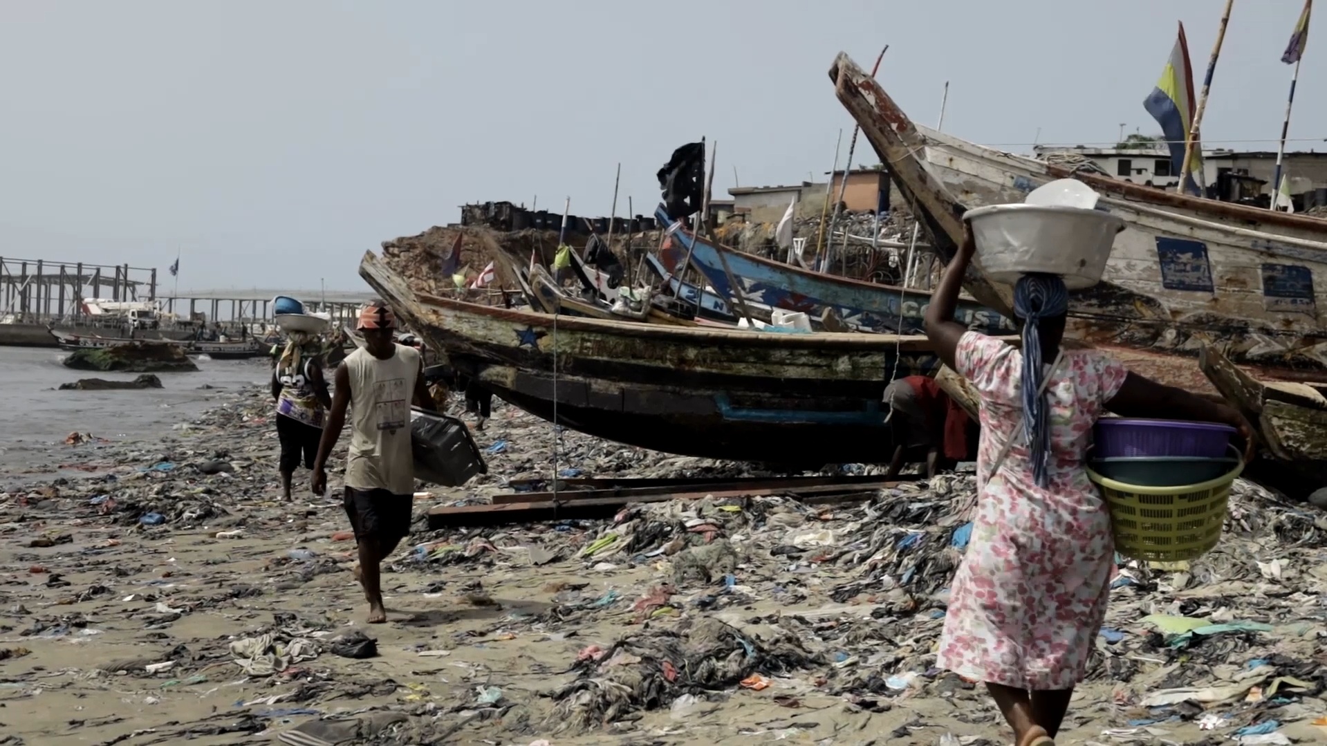 Spiagge invase dai vestiti usati, il videoreportage di Greenpeace in Ghana: “La metà arriva dall’Europa” Spiagge invase dai vestiti usati, il videoreportage di Greenpeace in Ghana: “La metà arriva dall’Europa”