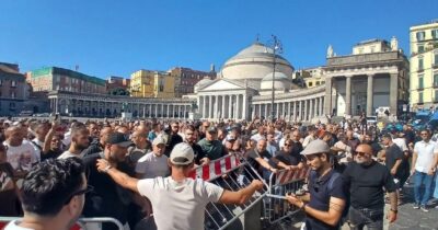 Copertina di A Napoli problemi con il click day per 800 tirocini: scontri tra polizia e disoccupati – Video