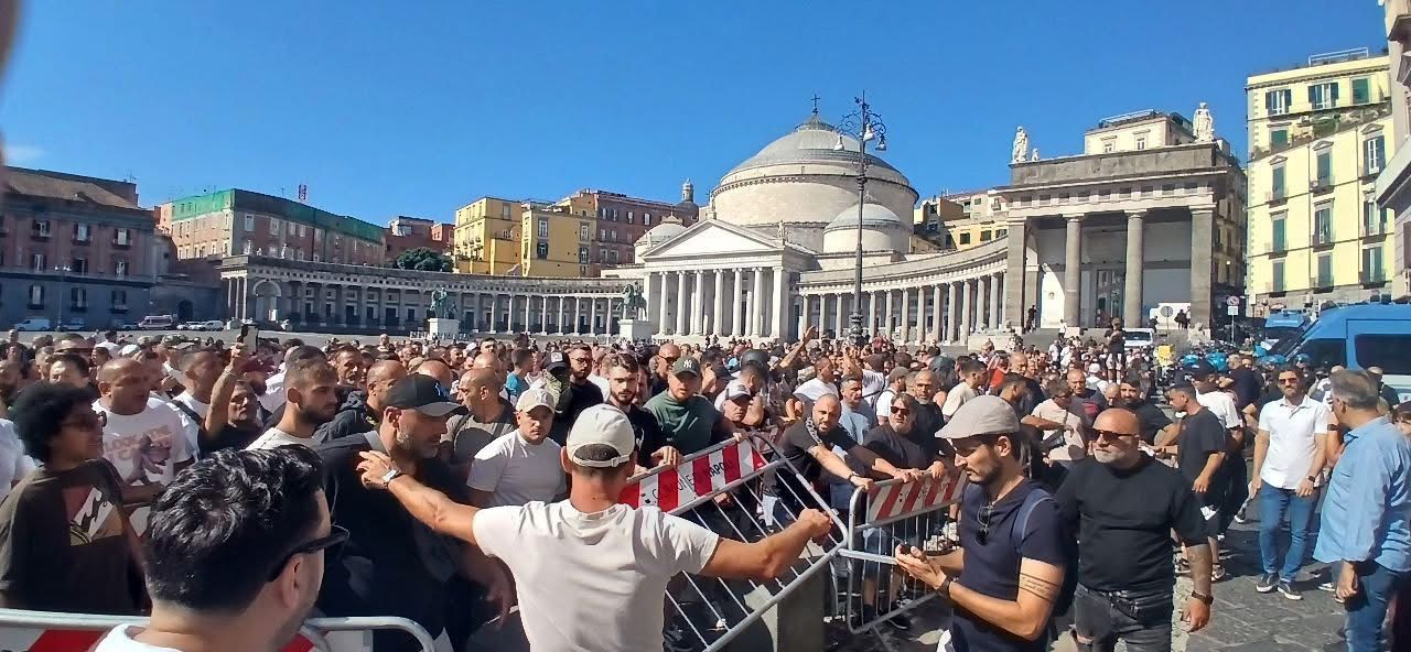 A Napoli problemi con il click day per 800 tirocini: scontri tra polizia e disoccupati – Video A Napoli problemi con il click day per 800 tirocini: scontri tra polizia e disoccupati – Video