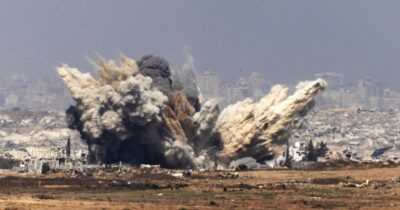 Copertina di Nuovi raid di Israele a Gaza, almeno 55 morti: anche bambini in coda in una clinica medica
