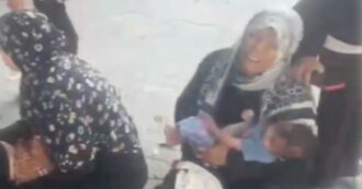 Nuovi raid di Israele a Gaza, almeno 55 morti: tra loro anche bambini in coda davanti a una clinica medica