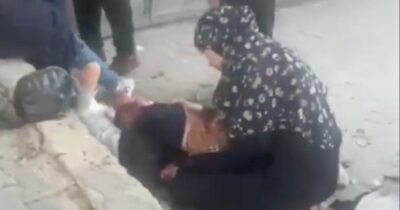 Copertina di Raid sulle persone in attesa di aiuti a Gaza, le immagini dopo l’attacco: i corpi a terra e la disperazione delle donne