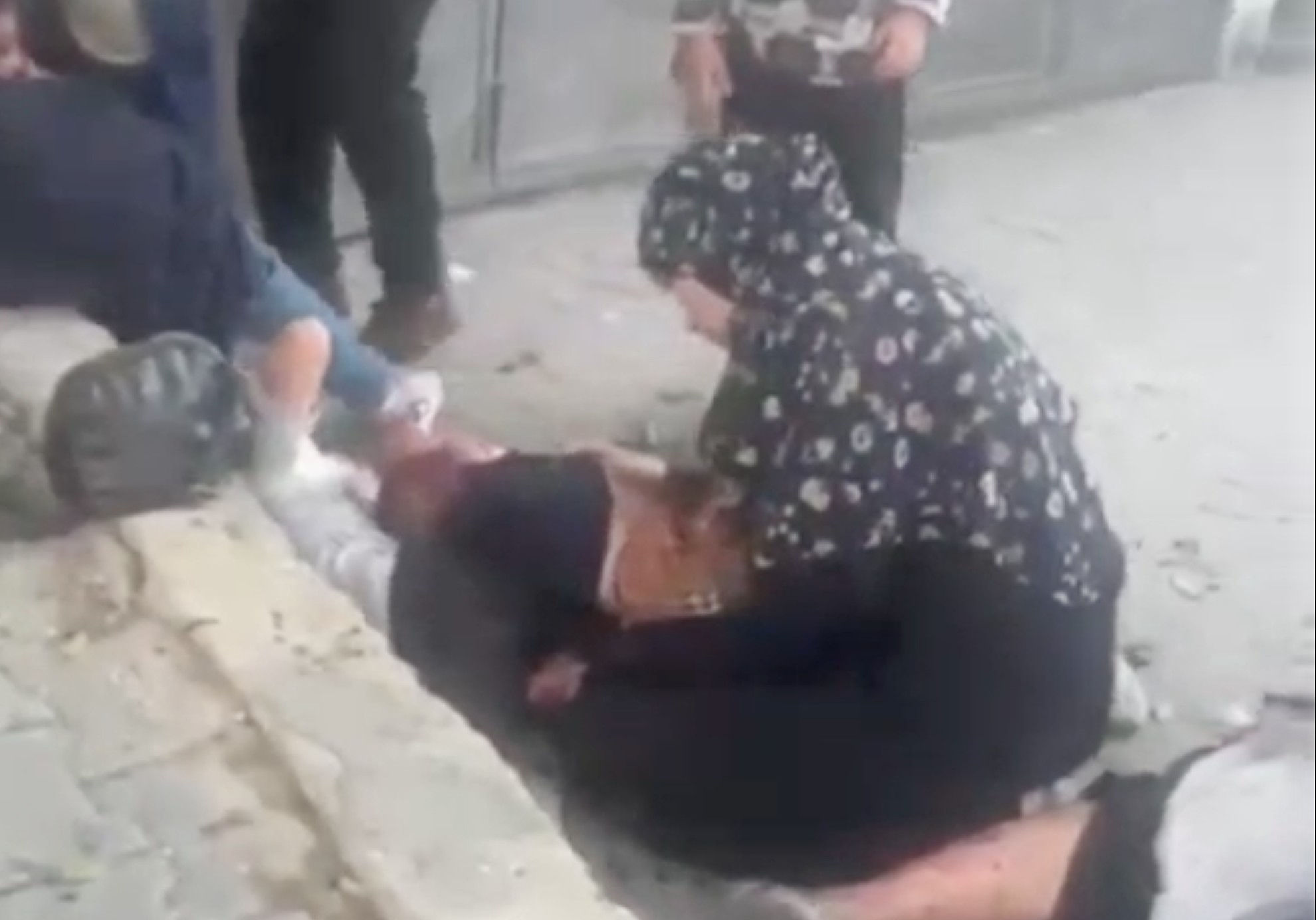 Raid sulle persone in attesa di aiuti a Gaza, le immagini dopo l’attacco: i corpi a terra e la disperazione delle donne Raid sulle persone in attesa di aiuti a Gaza, le immagini dopo l’attacco: i corpi a terra e la disperazione delle donne