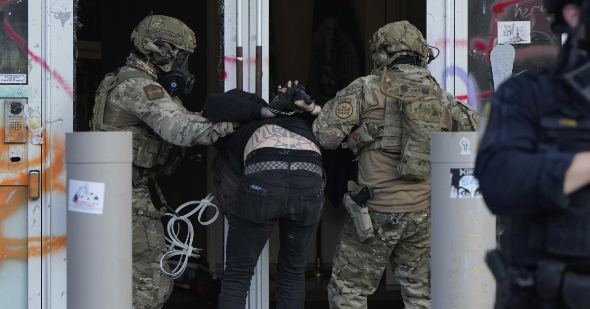 I raid degli agenti anti immigrazione di Trump in chiese e ospedali terrorizzano la California: la vita sospesa degli irregolari I raid degli agenti anti immigrazione di Trump in chiese e ospedali terrorizzano la California: la vita sospesa degli irregolari