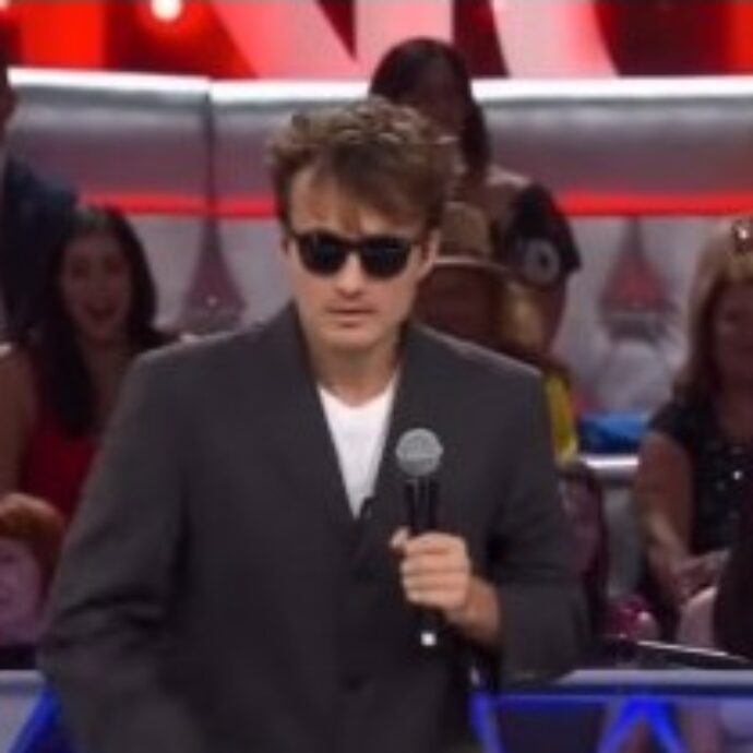 Due minuti di rutti in prima serata su Rai2, il pubblico s’infuria: “Pago il canone per farmi ruttare in faccia?”. Cosa è successo nel programma di Pino Insegno e Roberto Ciufoli
