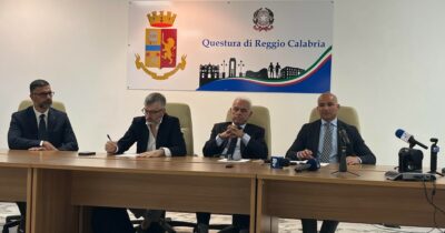 Copertina di ‘Ndrangheta e Clan del Golfo per far arrivare la cocaina in Calabria: 21 arresti