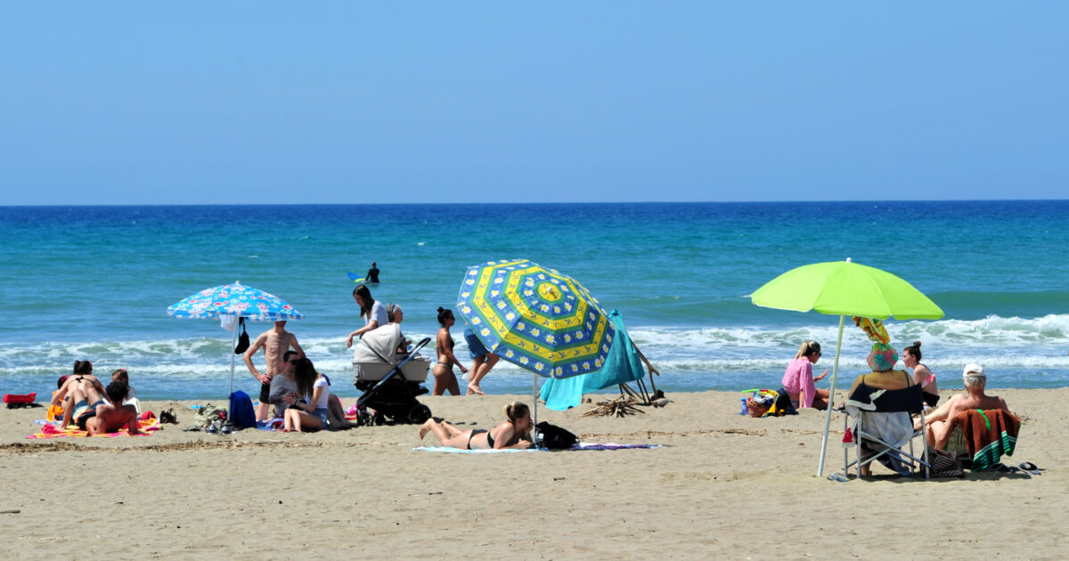 il 17enne morto sepolto in spiaggia a montalto di castro stava cercando di scavare un tunnel nella sabbia