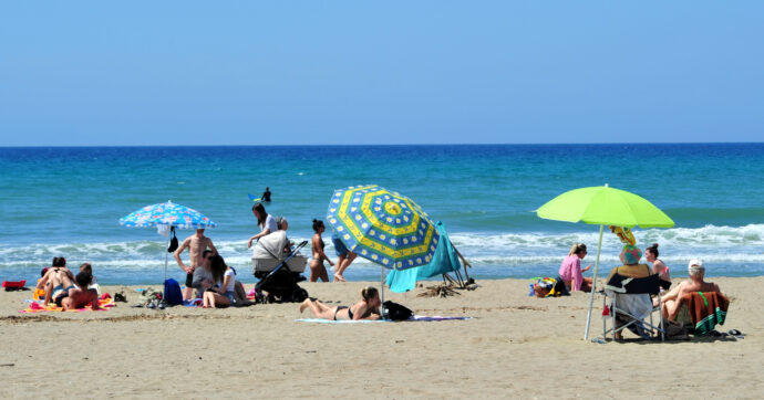 Il 17enne morto sepolto in spiaggia a Montalto di Castro: “Stava cercando di scavare un tunnel nella sabbia”