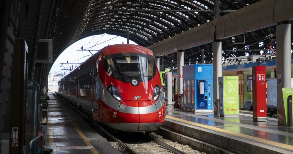 Treni, agosto tra cantieri e disagi: 100 minuti in più per Milano Roma. Assoutenti: ‘Indennizzi per i passeggeri’ Treni, agosto tra cantieri e disagi: 100 minuti in più per Milano Roma. Assoutenti: ‘Indennizzi per i passeggeri’