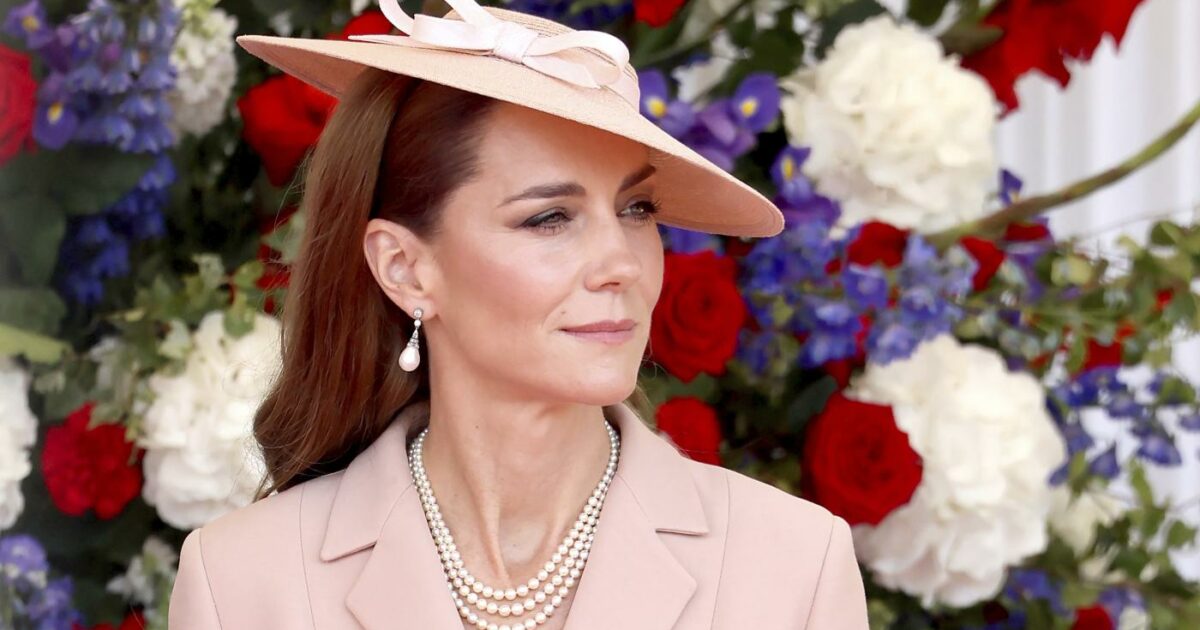 natasha archer si licenzia dopo 15 anni da assistente di kate la regina elisabetta la chiam242 per fare della middleton una 8216reale 