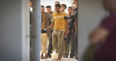 Copertina di Stop all’asilo dei migranti e carcere per gli irregolari, Atene approva la legge. Ci provò anche l’Italia, Corte Ue disse no