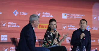 Copertina di Bocchino magnifica Meloni e il pubblico lo contesta. Poi attacca Murgia e Padellaro minaccia di abbandonare il palco: “Porta rispetto” – Video