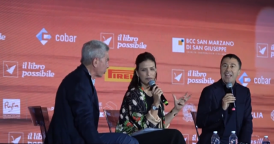 Copertina di Bocchino magnifica Meloni e il pubblico lo contesta. Poi attacca Murgia e Padellaro minaccia di abbandonare il palco: “Porta rispetto” – Video