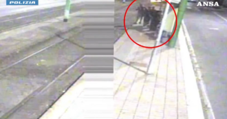 Copertina di Accoltellato per rapina a Milano, fermati due 16enni dalla polizia: il video dell’aggressione